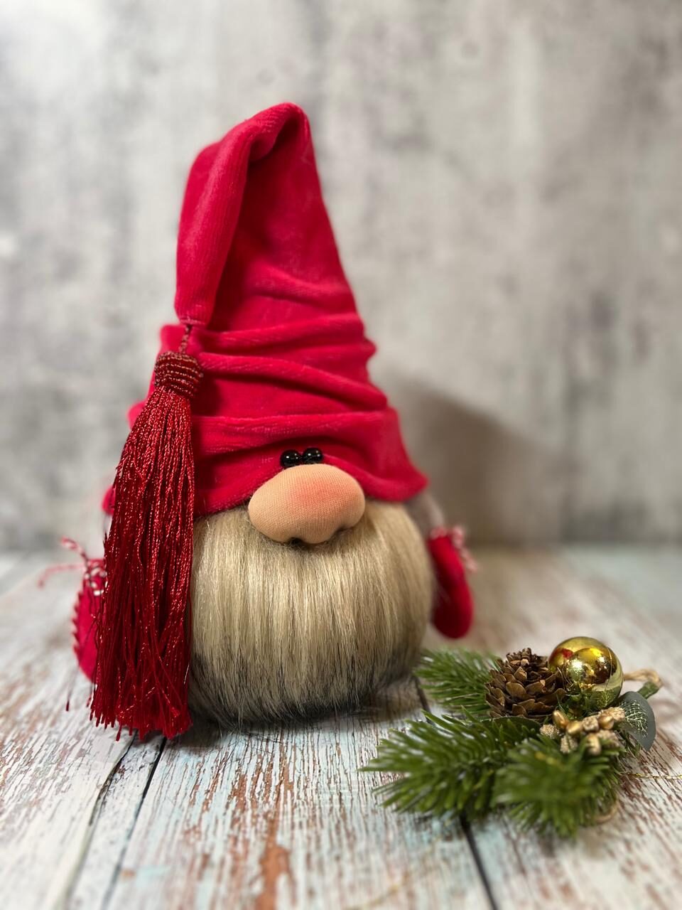 Гном декоративный ручной работы, 21 см, в красной шапке