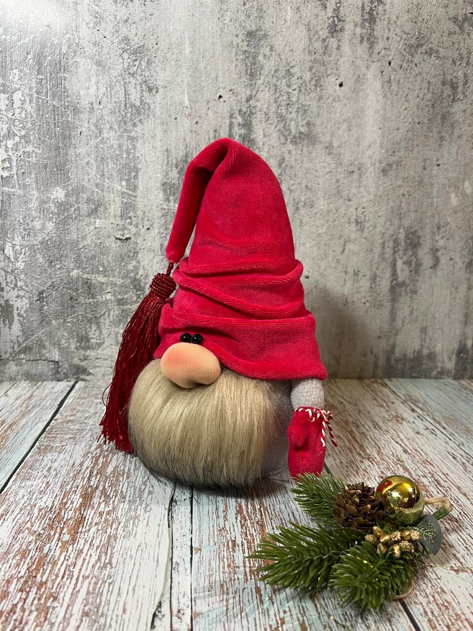 Гном декоративный ручной работы, 21 см, в красной шапке
